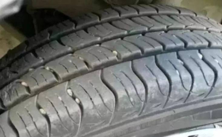 經(jīng)常清除胎紋中的雜物 經(jīng)常清除胎紋中的雜物